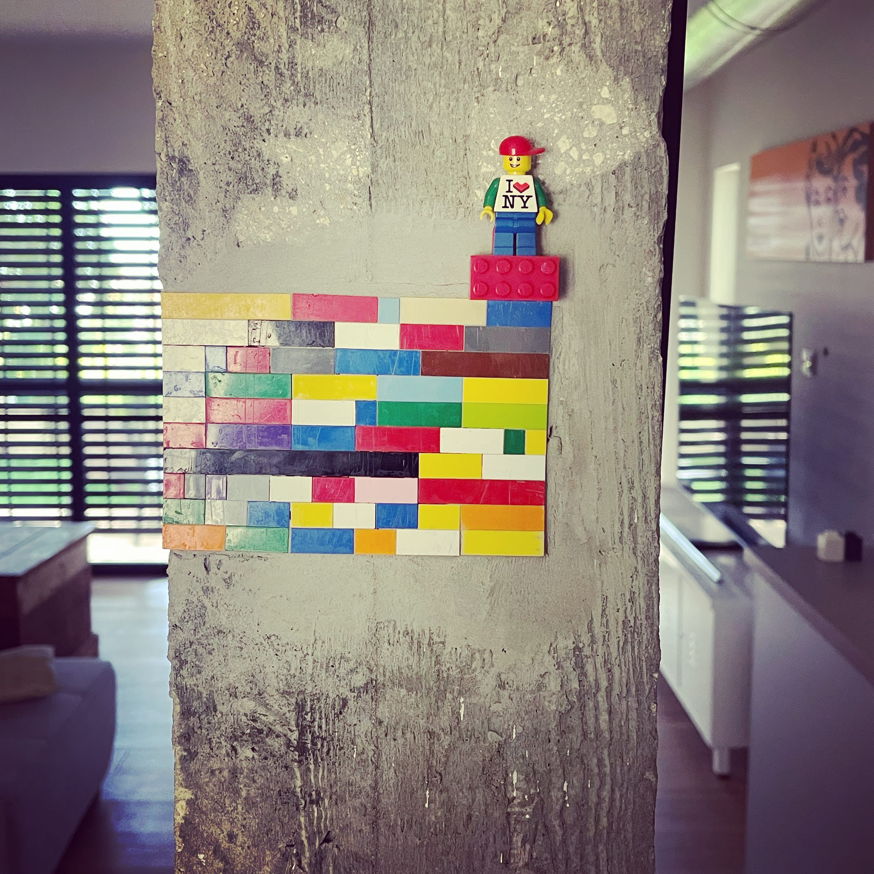 עיצוב עמוד פנימי בבית מבטון ולגו