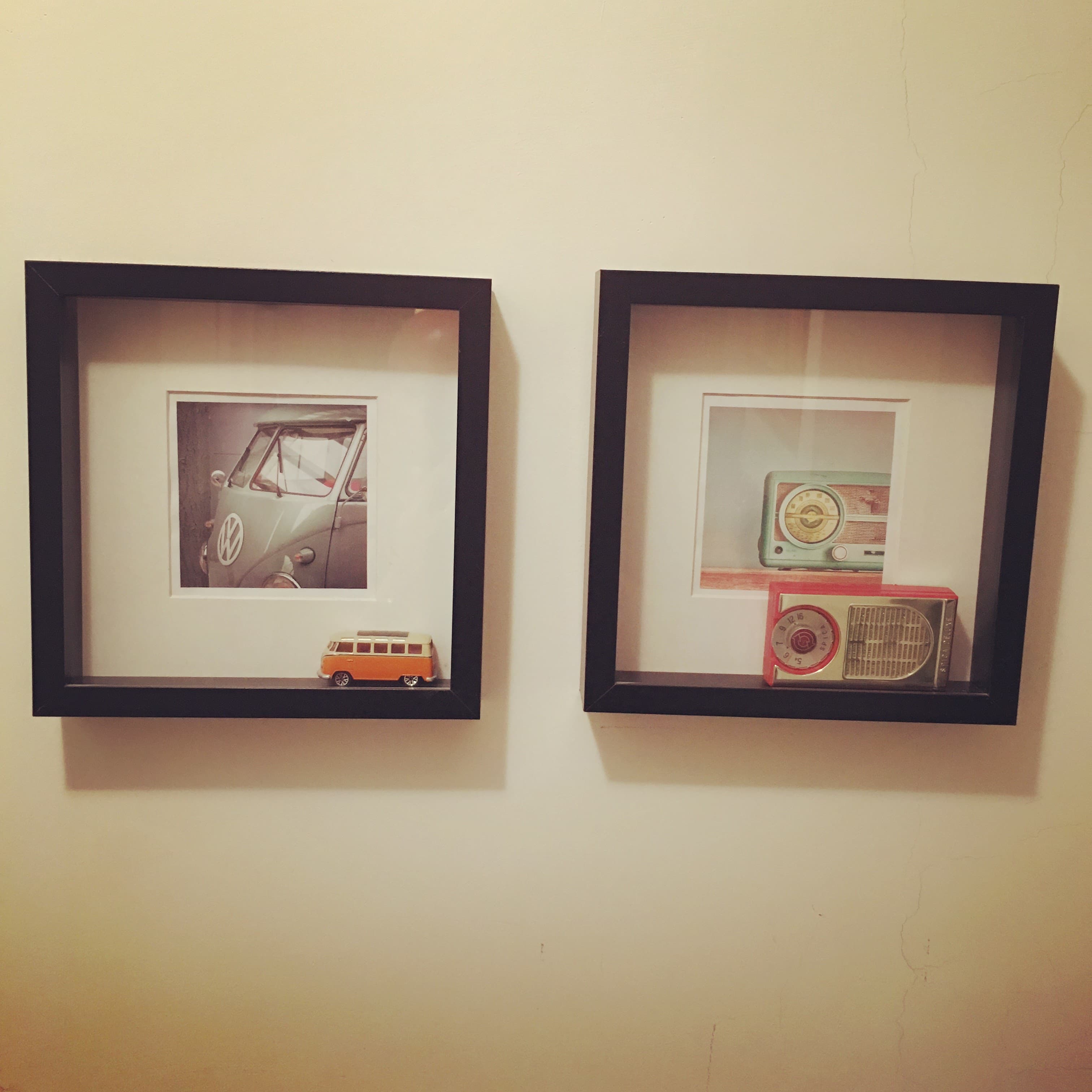 תמונות ממוסגרות עם חלקי צעצועים וטרנזיזטור ישן