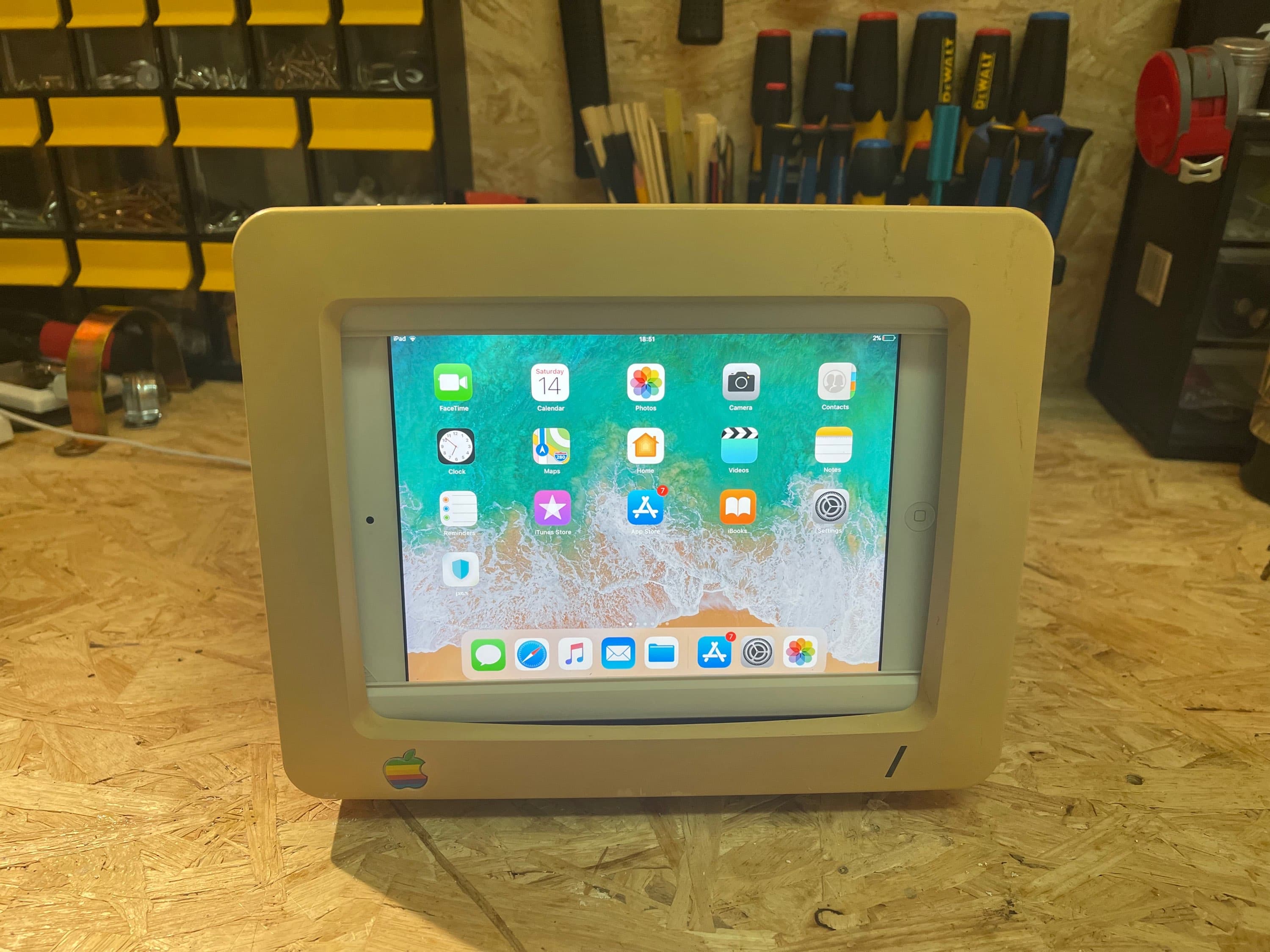 מחשב ישן עם מסך אייפד