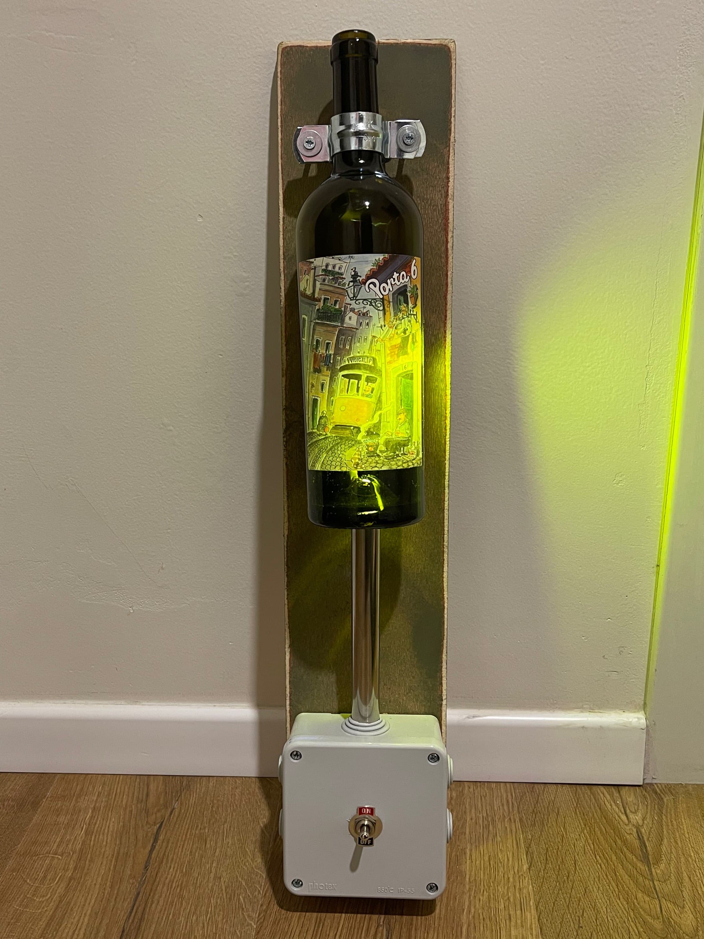 מנורת אווירה על סוללות מבקבוק יין