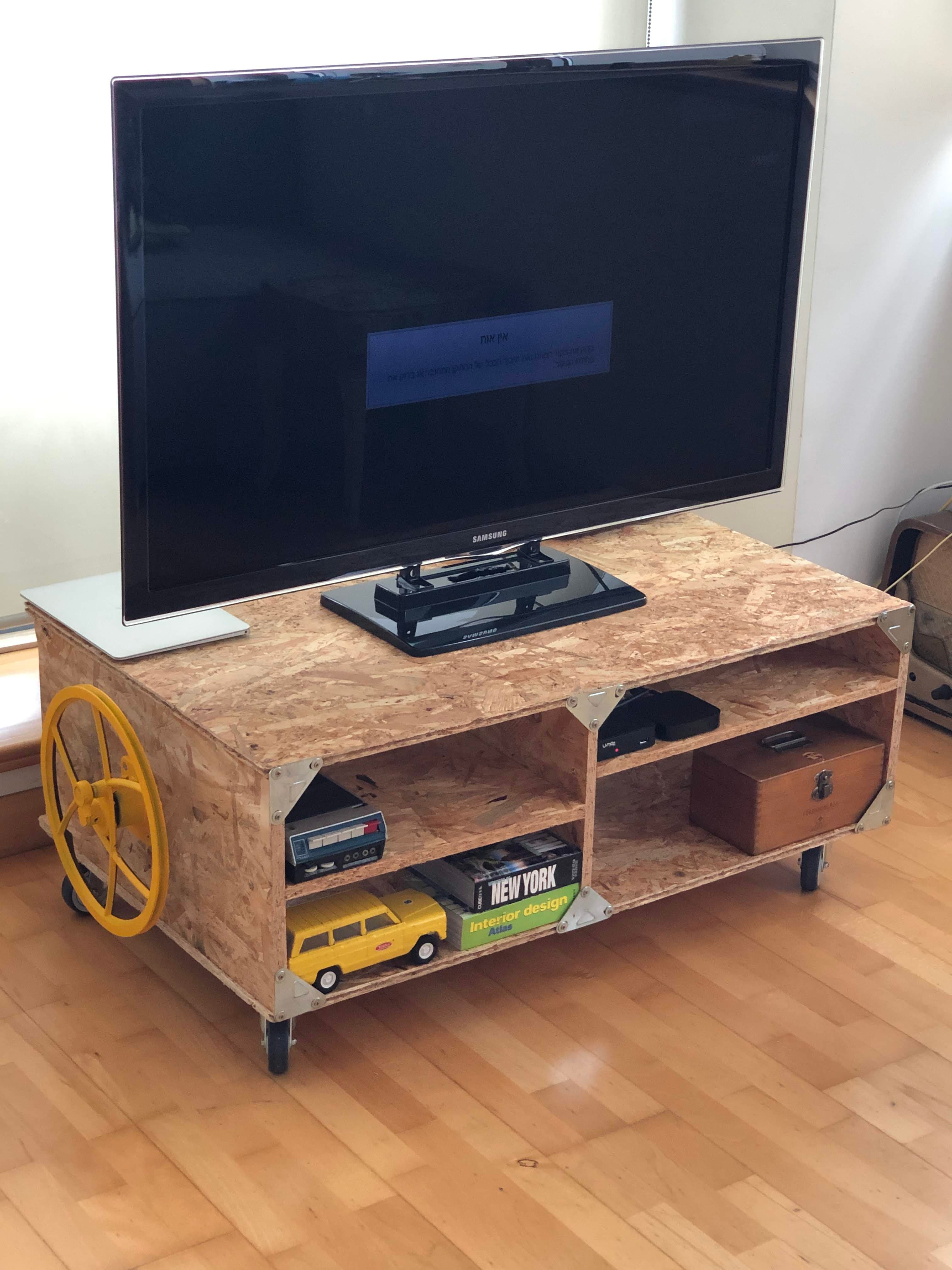 שידת טלויזיה מעץ ממוחזר וחלקי מתכת