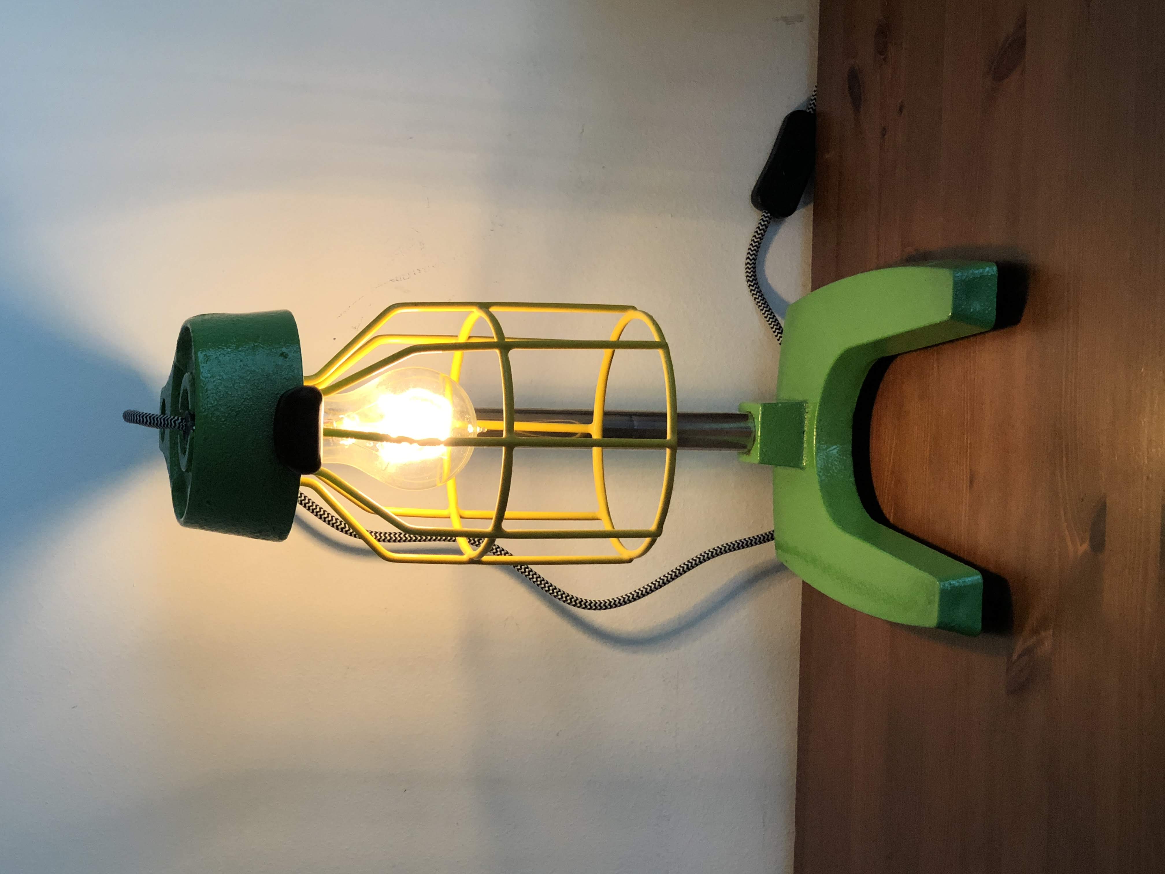 מנורת שולחן ממסחטת מיץ ישנה