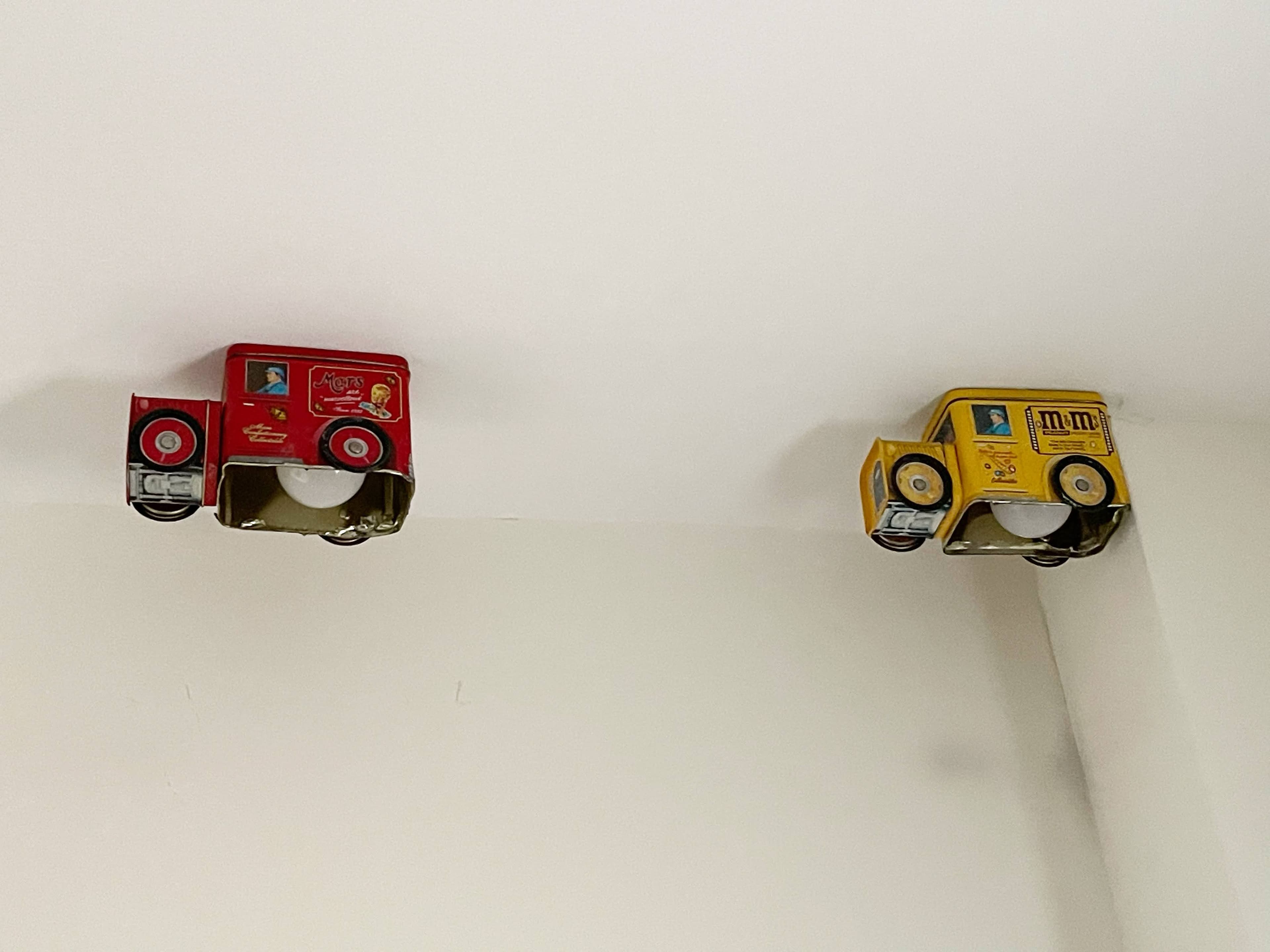 מנורות תקרה ממכוניות פח ישנות