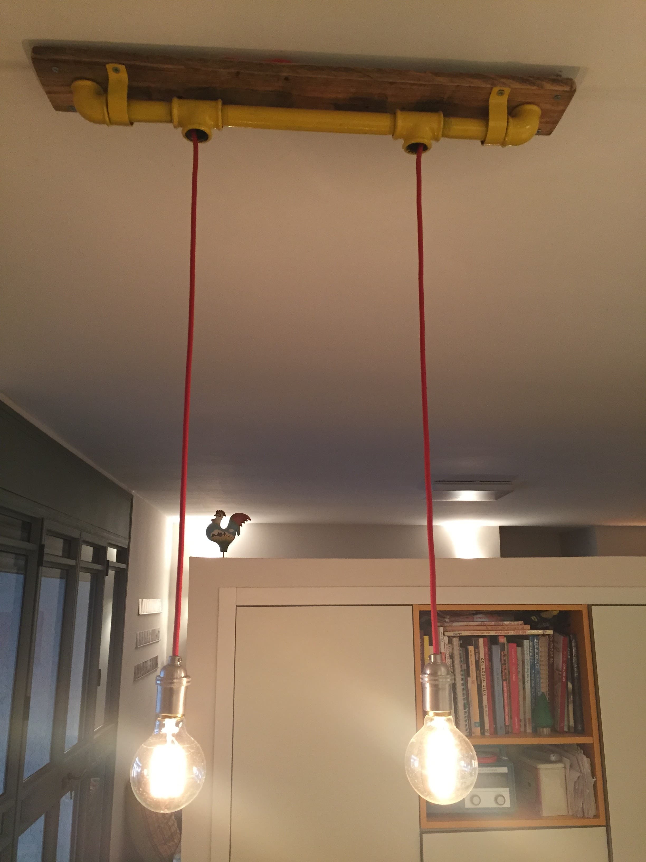 גוף תאורה לתקרה מצינורות ועץ ממוחזר