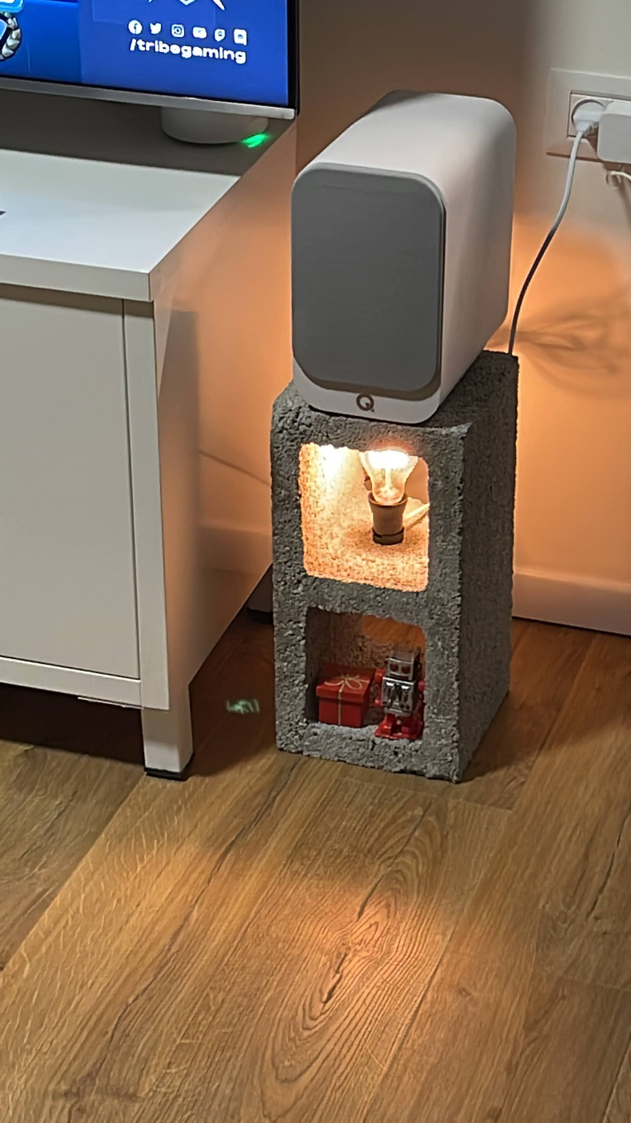 מעמד לרמקולים מבלוקים כולל תאורת פנים נשלטת