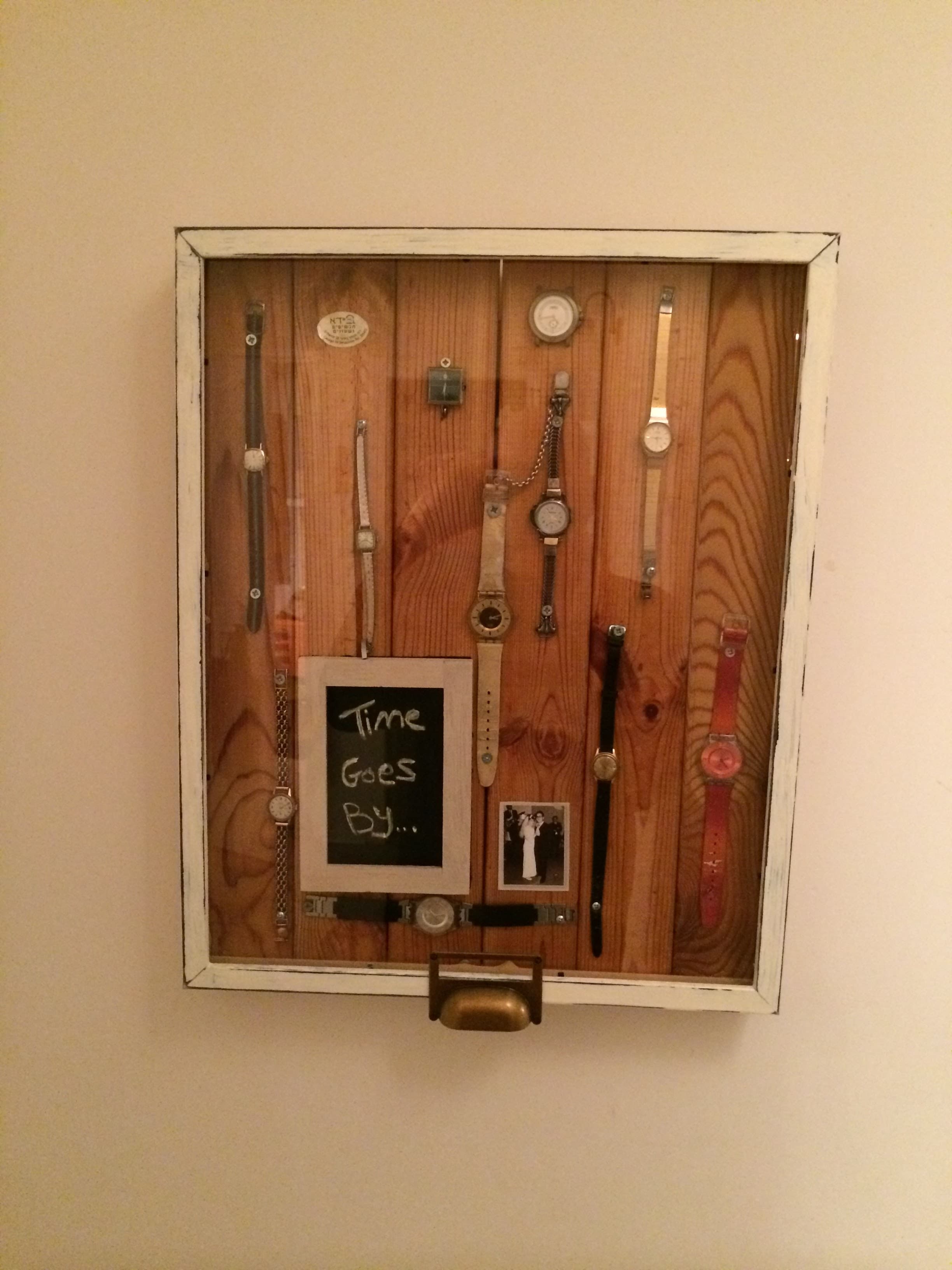 ארונית תצוגה לשעונים ישנים