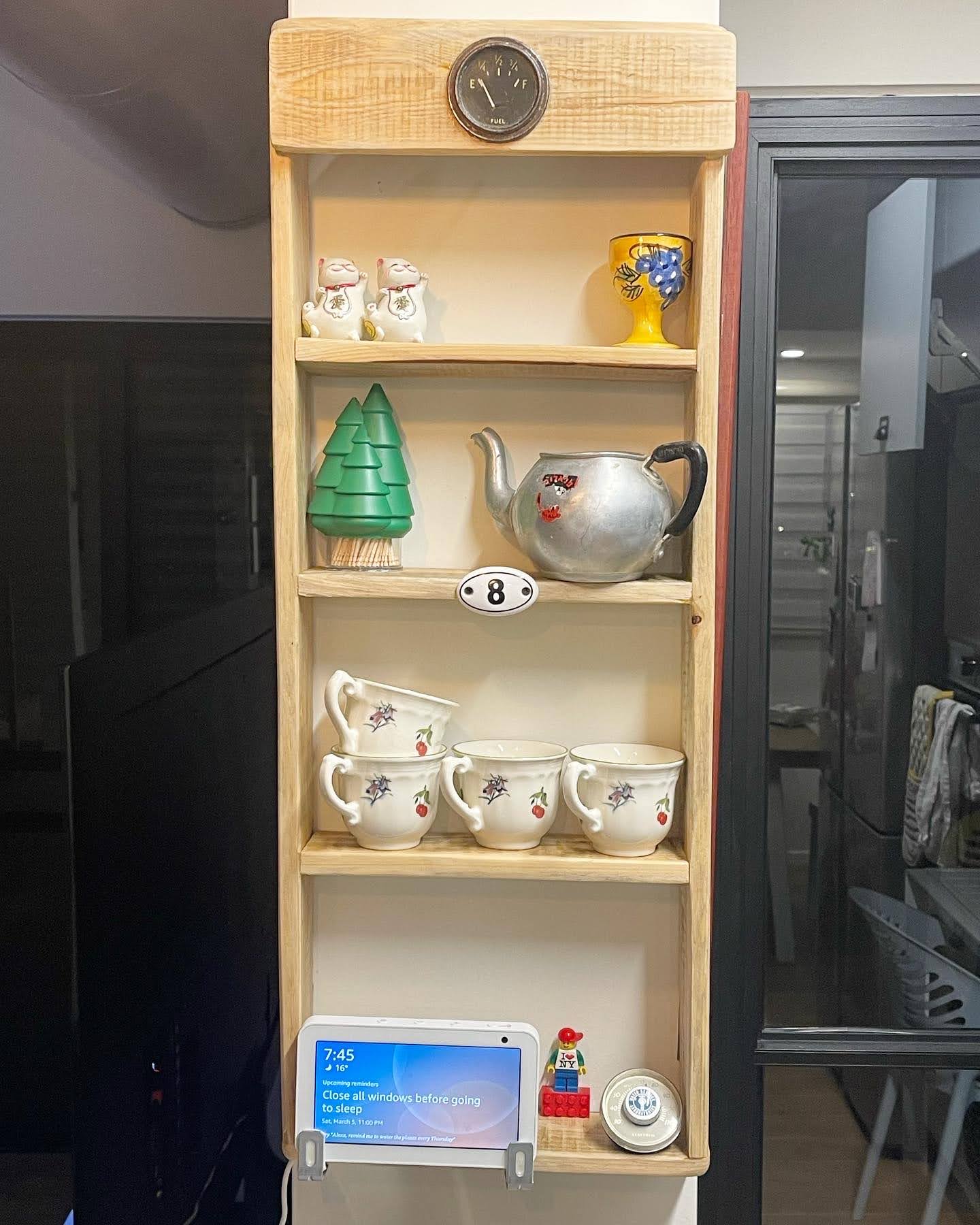 יחידת מדפים מעץ ממוחזר