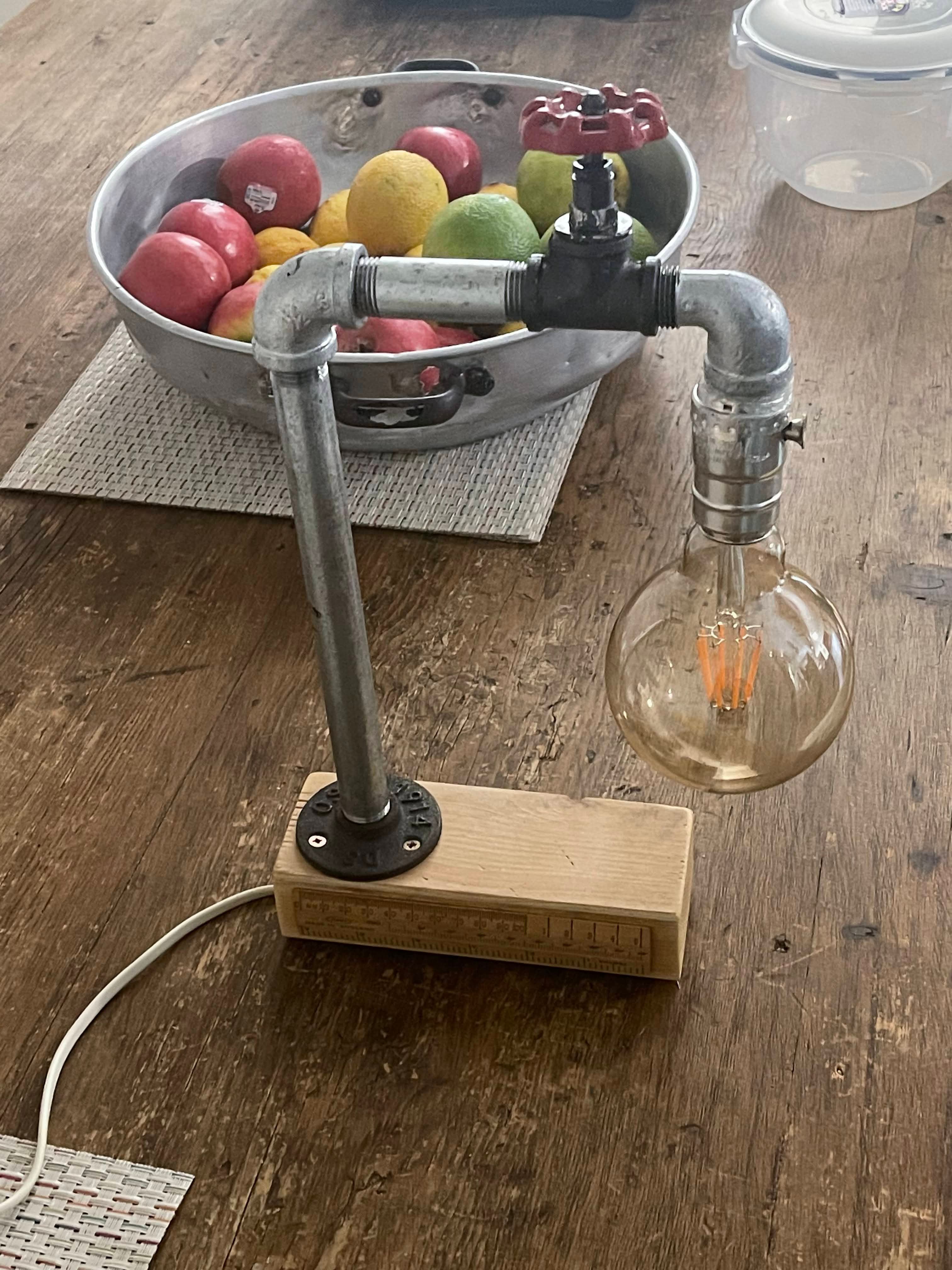 מנורת שולחן מצינורות וברז