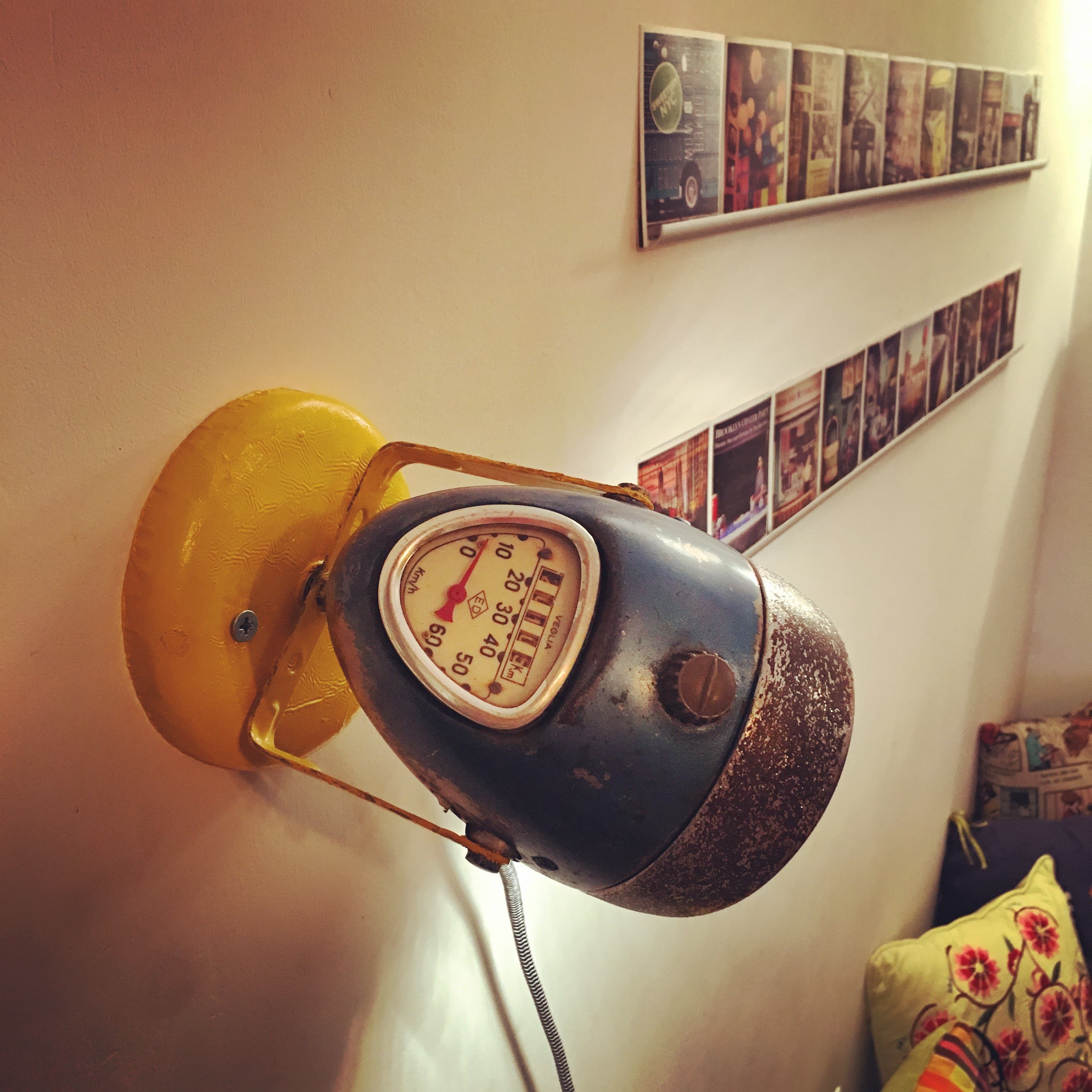 מנורת קיר מפנס של אופנוע עתיק